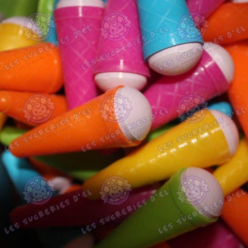 Bonbons Top Cones Acidulés, cônes remplis de poudre acidulée et scellés par un bonbon en dextrose, évoquant les souvenirs d'enfance.
